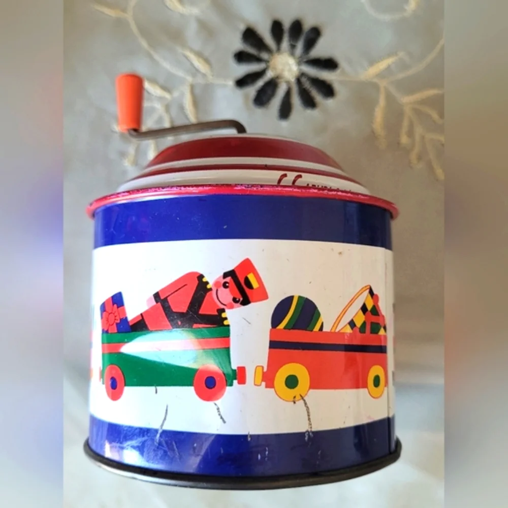 Vtg Rare Christmas Find Bolz By Lena tin music turnbox toy.